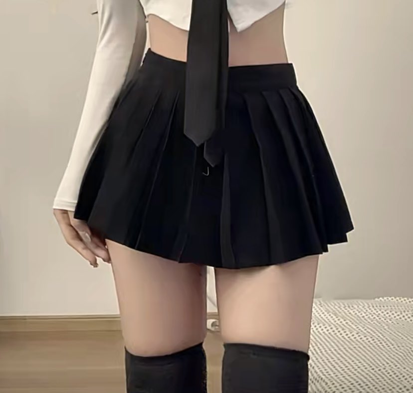 SUSKll's tweet photo. need a dirty perv bf who will look up my skirt and touch me >< #nsfwtwt https://t.co/H3KieUf63z