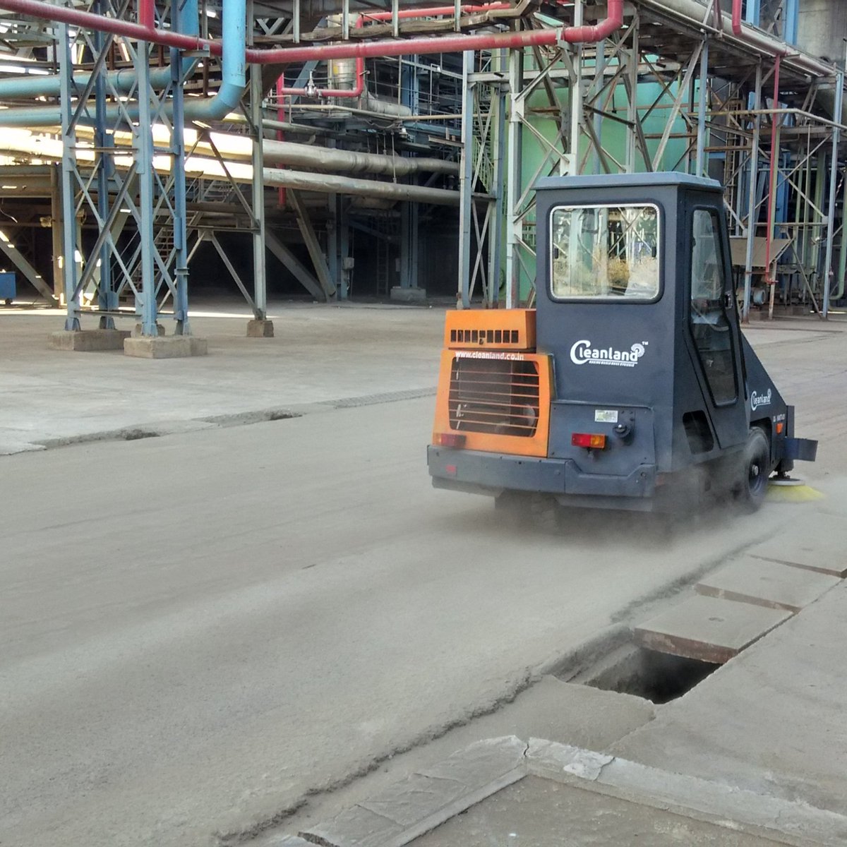 cleanlandindia's tweet photo. Here are glimpses of the Cleanland sweeper #demonstration at the manufacturing facility.
#industrialsweepingmachine #roadsweepingmachine #cleaningservices #cleanindia #makeinindia #cementindustry #chemicalindustry #parkinglots #pharmaceutical #facilitymanagement #powerplants https://t.co/Fv14RQGtQk