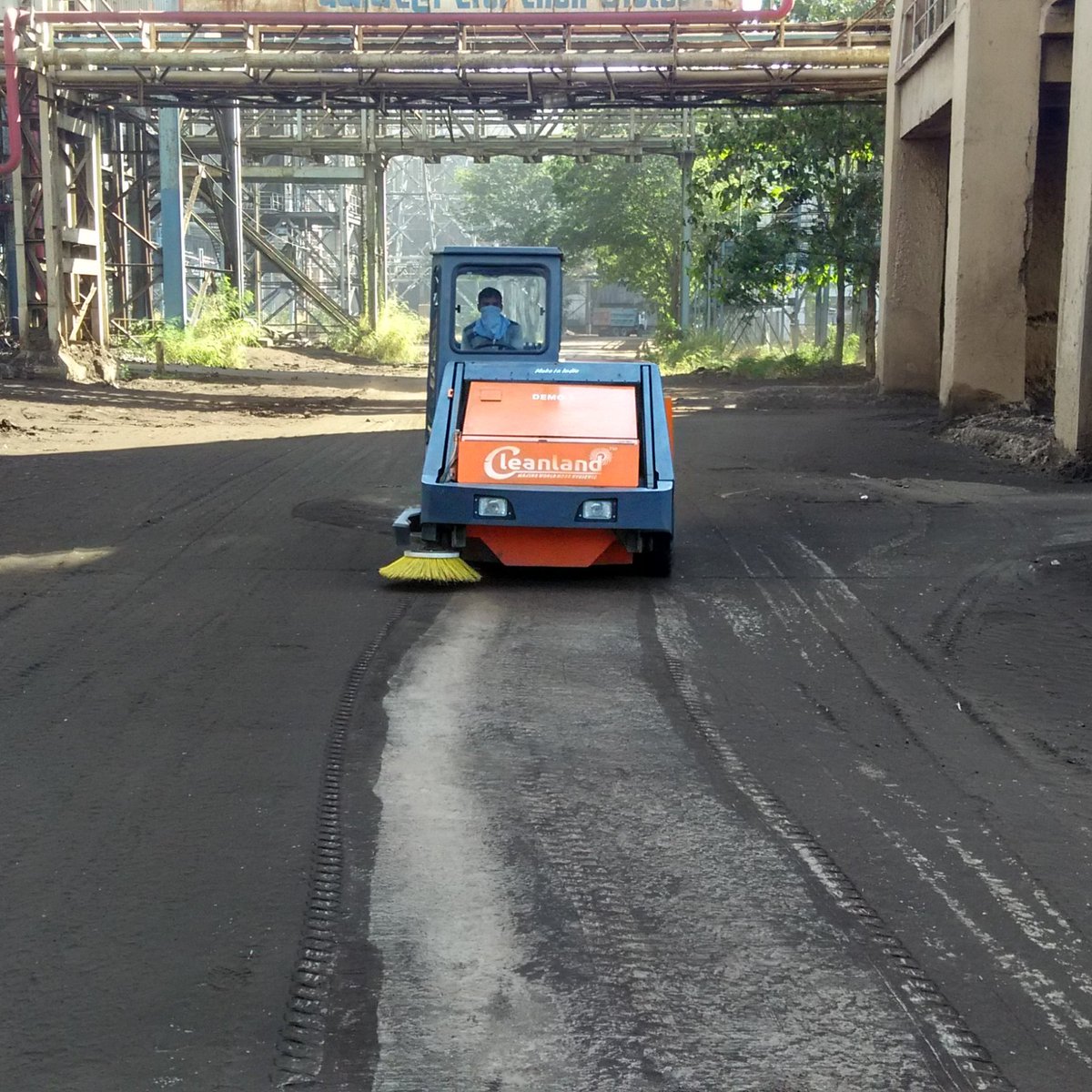 cleanlandindia's tweet photo. Here are glimpses of the Cleanland sweeper #demonstration at the manufacturing facility.
#industrialsweepingmachine #roadsweepingmachine #cleaningservices #cleanindia #makeinindia #cementindustry #chemicalindustry #parkinglots #pharmaceutical #facilitymanagement #powerplants https://t.co/Fv14RQGtQk