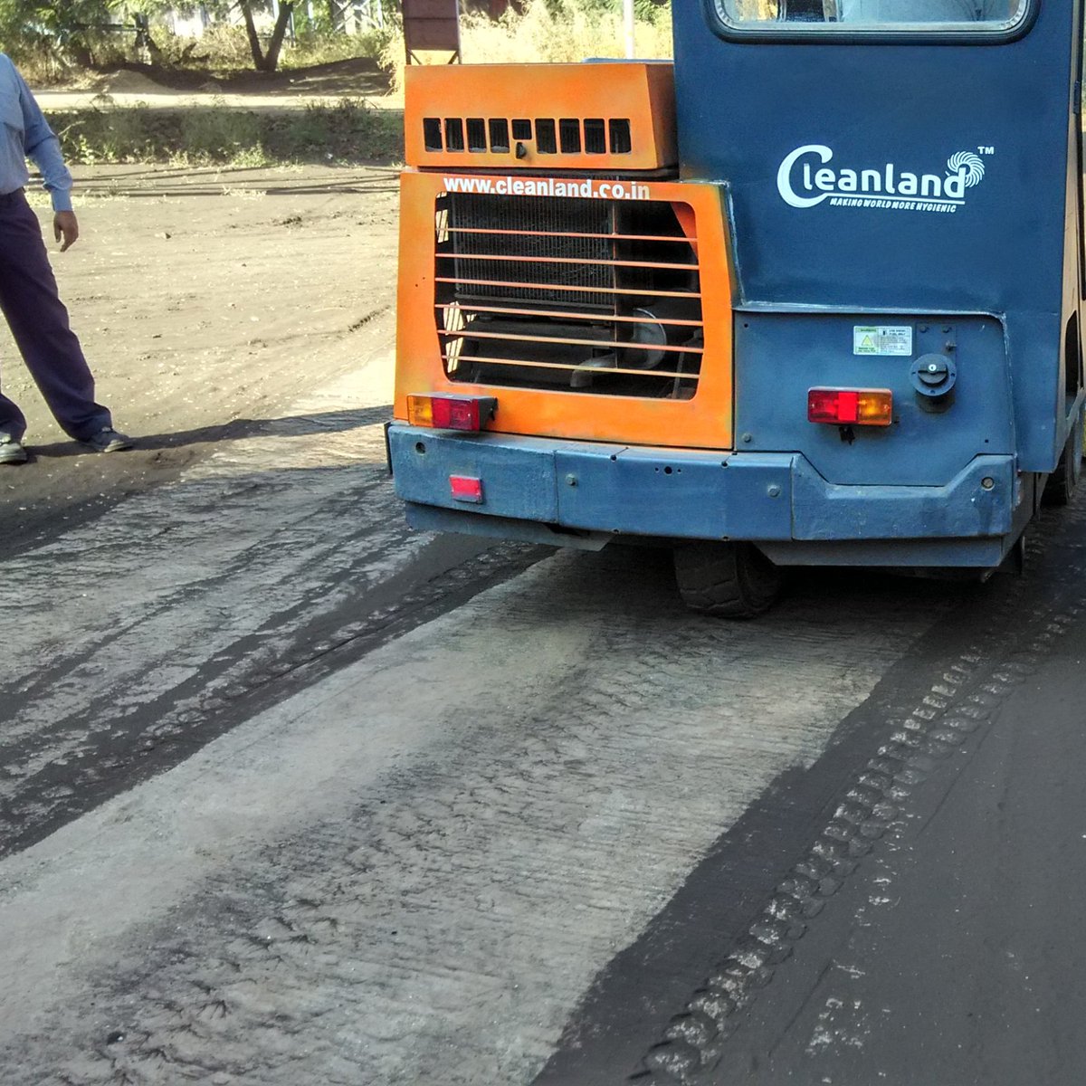 cleanlandindia's tweet photo. Here are glimpses of the Cleanland sweeper #demonstration at the manufacturing facility.
#industrialsweepingmachine #roadsweepingmachine #cleaningservices #cleanindia #makeinindia #cementindustry #chemicalindustry #parkinglots #pharmaceutical #facilitymanagement #powerplants https://t.co/Fv14RQGtQk