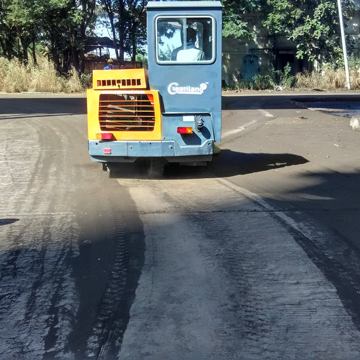 cleanlandindia's tweet photo. Here are glimpses of the Cleanland sweeper #demonstration at the manufacturing facility.
#industrialsweepingmachine #roadsweepingmachine #cleaningservices #cleanindia #makeinindia #cementindustry #chemicalindustry #parkinglots #pharmaceutical #facilitymanagement #powerplants https://t.co/Fv14RQGtQk