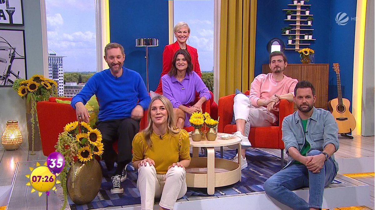 sat1's tweet photo. Wir feiern #FFS35! Und keine moderiert #FFS so lange wie sie: Vor 25 Jahren begrüßte euch Moderatorin @marlenelufen erstmalig im FFS🎉🥳!
Dann: @KarenHeinrichs 15 Jahre. @MatthiasKilling 13 Jahre. #AlinaMerkau acht Jahre. @boschmann & @ChrisWackert sechs Jahre. Ihr seid klasse! https://t.co/qMYUx2kWJd