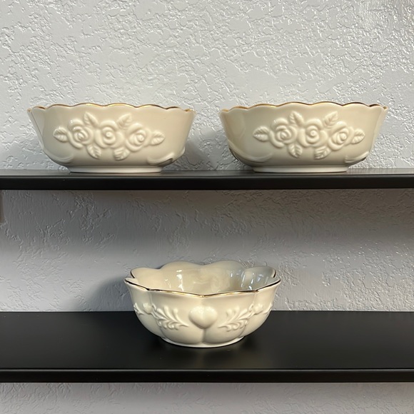 UniqueOffsets's tweet photo. So good I had to share! Check out all the items I'm loving on @Poshmarkapp #poshmark #fashion #style #shopmycloset #lenox #independent: https://t.co/KgGtzr28I2 https://t.co/O0ClcVqYq3
