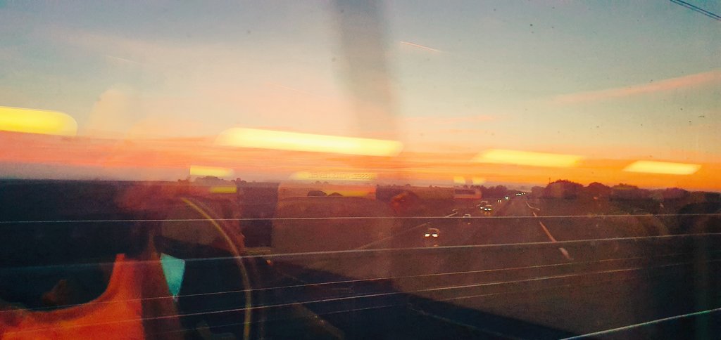 E_BLONDEAU's tweet photo. ...bonjour depuis mon bureau préféré 😘
#meilleurevue #meilleuretv #trainworking https://t.co/K8CRxXh1lC