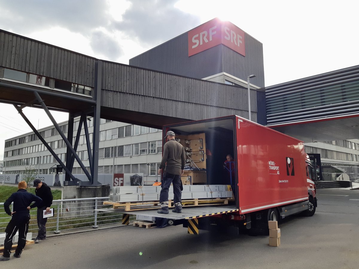 Plugn_Roll's tweet photo. 🔌  Ein Moderations- und Produktionsauftrag der besonderen Art bei @SRF. 🔌 Hier entstehen 6 neue Ladepunkte. Der Auftrag beinhaltet neben Montage und Inbetriebnahme den Bau einer 105 Meter langen Stromschiene.

#SRF #emobility #ladeinfrastruktur https://t.co/SHs7MXkRX0