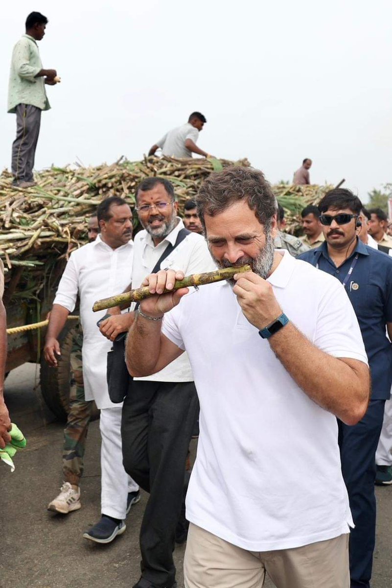 BhatkhalkarA's tweet photo. राहुल गांधी पंतप्रधान झाले नाहीत, होणारही नाहीत, पण विको वज्रदांतीचे ब्रँड ॲम्बेसडर मात्र नक्की होतील... https://t.co/UAZOyECxJc