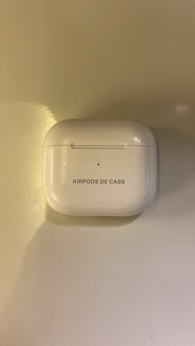 _dora___'s tweet photo. ❗️❗️Svp aidez-moi à retrouver Cass qui a oublié son boîtier d’AirPods dans le train en provenance de Nogent le Rotrou et à destination de Paris Montparnasse. Je l’ai trouvé en montant dans le train à Chartres ❗️❗️ https://t.co/LDGZLhFQzD