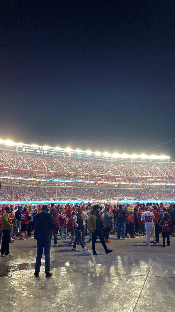 1mikedee's tweet photo. Monday night football @49ers #fttb https://t.co/nBcAahBlw1