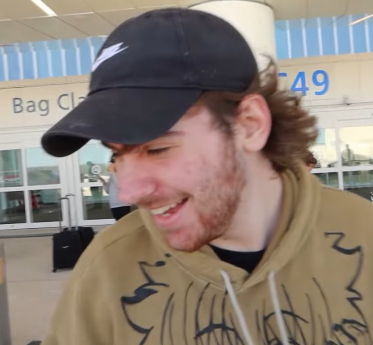 jaybaleeline's tweet photo. the true backbone of the vlog ☀️ https://t.co/BEoswW2TKG