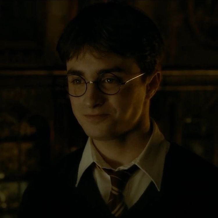 “อาหารอร่อยมากฮะวันนี้” พูดกับแฮร์กริดเมื่อเขาเดินผ่านโต๊ะประจำบ้านพลางยิ้มกว้าง