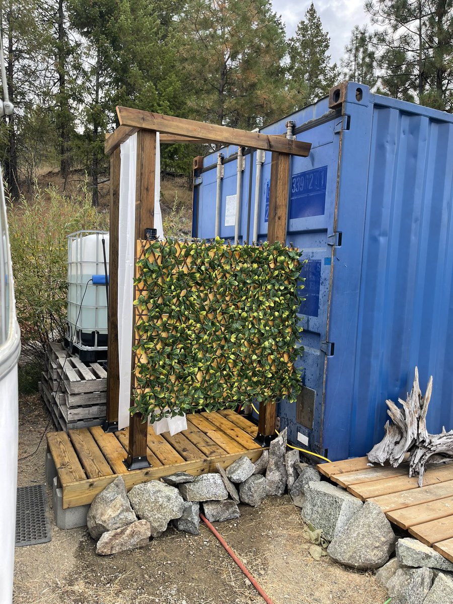 Crootzer's tweet image. Used @dominoclamps for the pergola and @joolca for the outdoor shower. Both great products! Absolutely recommend. 👍