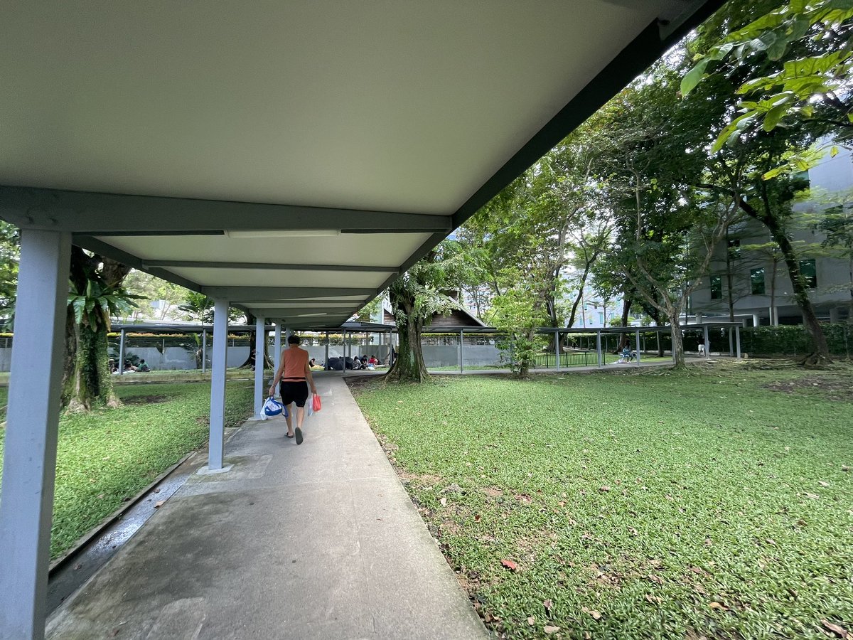 adriansyahyasin's tweet photo. Ini trotoar di Singapura kenapa simpel banget ya…. Kalah keren sama Depok yang tiap tahun bongkar trotoar Margonda jadi marmer atau keramik lah

Eh lupa, di sini mereka mentingin fungsinya dulu 🤭 buat apa trotoar bagus tapi gabisa dipake jalan kaki https://t.co/FAQrJkXUJa