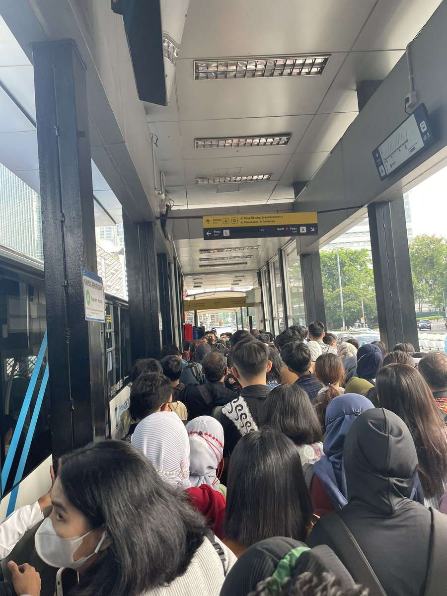 findingdsc's tweet photo. gimana nih? ngantri lama bgt di tosari karna gabisa tap @PT_Transjakarta https://t.co/LCbaE02XnY