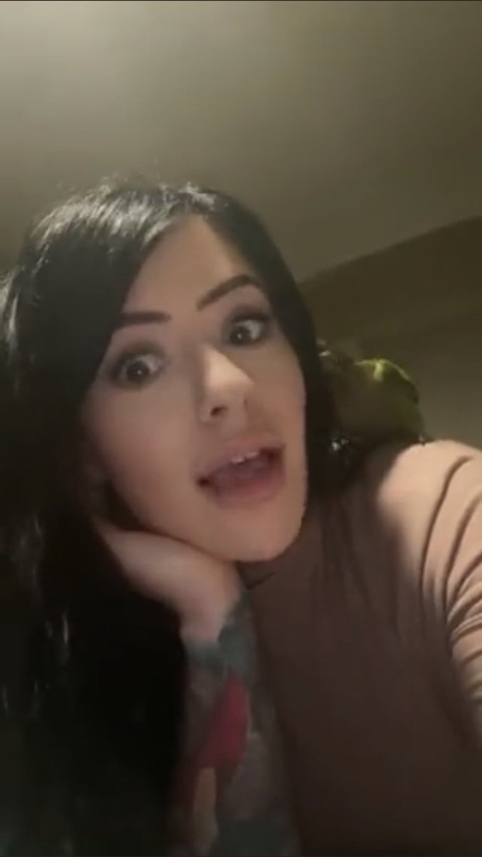 awakenotwoke171's tweet image. Awwww look! Lisa made me a video 🥰 Still couldn’t hide that unfortunate #gaptooth though 🤣 #LisaGNeedsAHug #LisaGCantAffordBraces #PoorBird