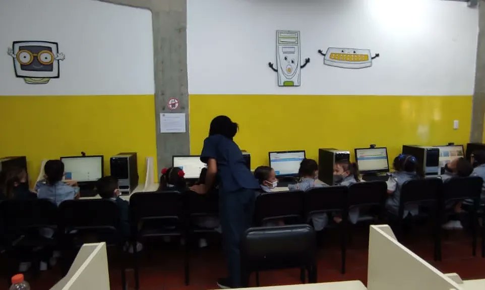 chumboldtg's tweet photo. Cada nuevo año escolar significa un paso más hacia el éxito. Deseamos que en tu colegio puedas siempre aprender algo especial, no sólo en lo académico, también en lo humano y lo social, deseamos un estudiante integral. 

#SomosHumboldtGuatire https://t.co/Taz4Og0Z2L