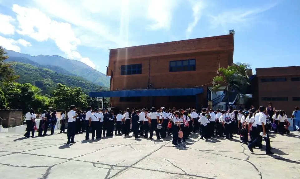 chumboldtg's tweet photo. Juntos, padres, alumnos y docentes podremos alcanzar los objetivos deseados.

 Feliz inicio de año escolar a toda la comunidad.📚 https://t.co/KdvigcdsaN