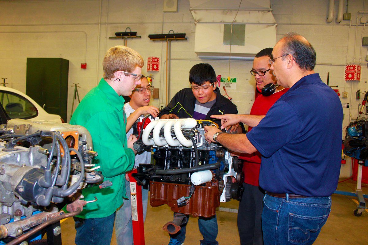 MaxVerdugoJMU's tweet photo. Progressivism is the application of real world skills used in a classroom or place of learning. What better example of that than a classroom where students learn how to become mechanics. Real world skills meet highschool students.
#EDUC200 #01FA22 https://t.co/21rkV2VQK8