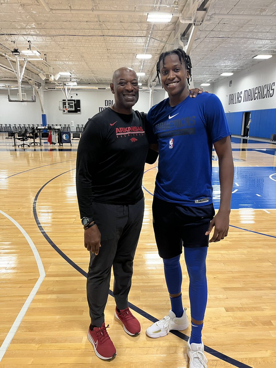 CoachSmarty23's tweet photo. Thank you @dallasmavs and @RealJasonKidd for having us at training camp! Great seeing @FrNtilikina and @ReggieBullock35 and @T_HardJR https://t.co/7SaoelHdz4