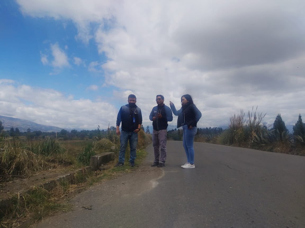 riobamba's tweet photo. El equipo técnico de la Direccion de Gestion de #Turismo y la #UDRI promueven la instalación de señalética turística con el propósito de mejorar la imagen y orientación a los atractivos turísticos de la parroquia #Calpi https://t.co/2B39dP3wEO