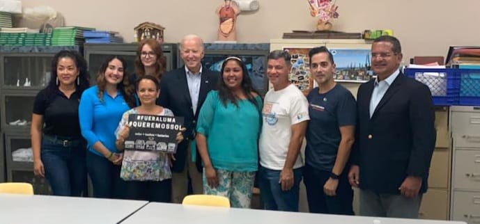 victoralvarados's tweet image. Tata Santiago es la mejor. En una foto grupal con Biden y Pierluisi, Tata sacó un letrero que dice #FueraLuma 💪🏻🔥🇵🇷