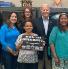 victoralvarados's tweet image. Tata Santiago es la mejor. En una foto grupal con Biden y Pierluisi, Tata sacó un letrero que dice #FueraLuma 💪🏻🔥🇵🇷