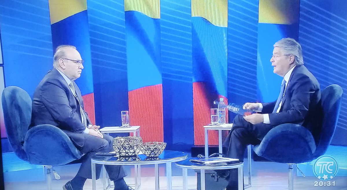 CarlosSacotoTA's tweet photo. En TC @LassoGuillermo muestra que tiene un plan de seguridad (lleva un par de copias al estudio), el entrevistador se lo pide para leer y Lasso dice que no se lo puede dejar ver porque es un documento reservado. https://t.co/OQ1NyezmpG