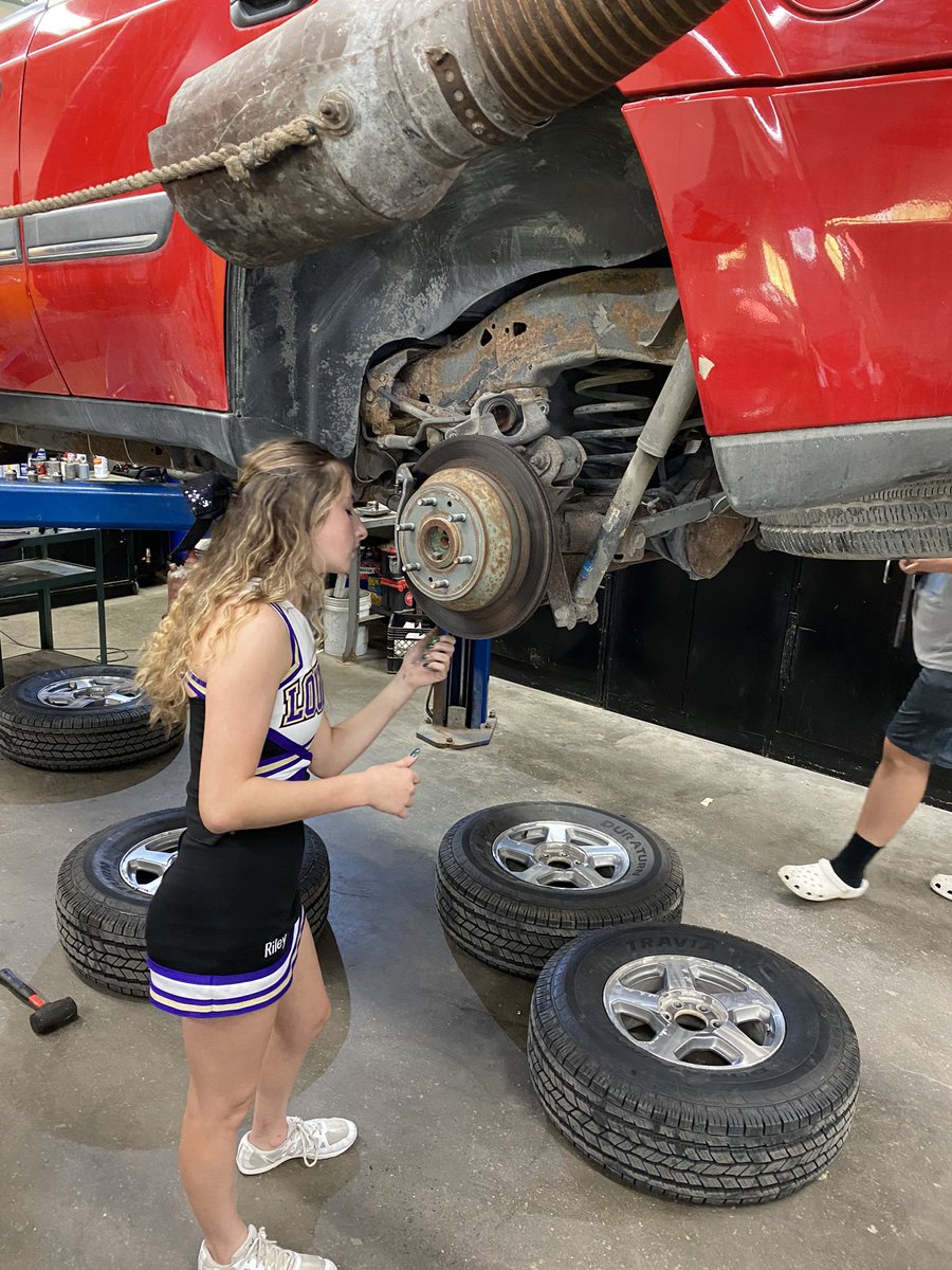 MrZweep's tweet photo. Lots of learning opportunities for these Lions in the shop. Keep up the good work. #lpslions #pride_purple #cementcity #ne_sts #NeCareered #teachsts #shopclass #itisagreatdaytobeashopteacher #necte #iloveps #nelovesps https://t.co/MoezidAPwC