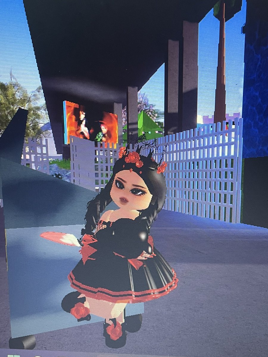 tennleyshea's tweet photo. My batmos before the update 😭😭😭#royaleween2022 #royaleween #royalehighupdate https://t.co/FWMISMnfNV