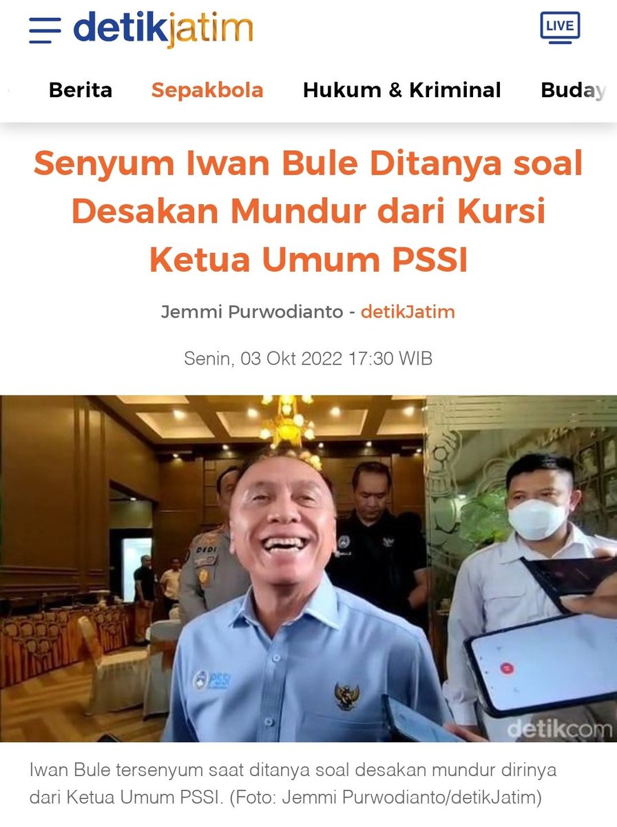 pra_dypta's tweet photo. @realmadriden The smile of the leader of Indonesian Football Mr. Iwan when asked to resign when 174 football fans died https://t.co/yPzFkBRnHi
