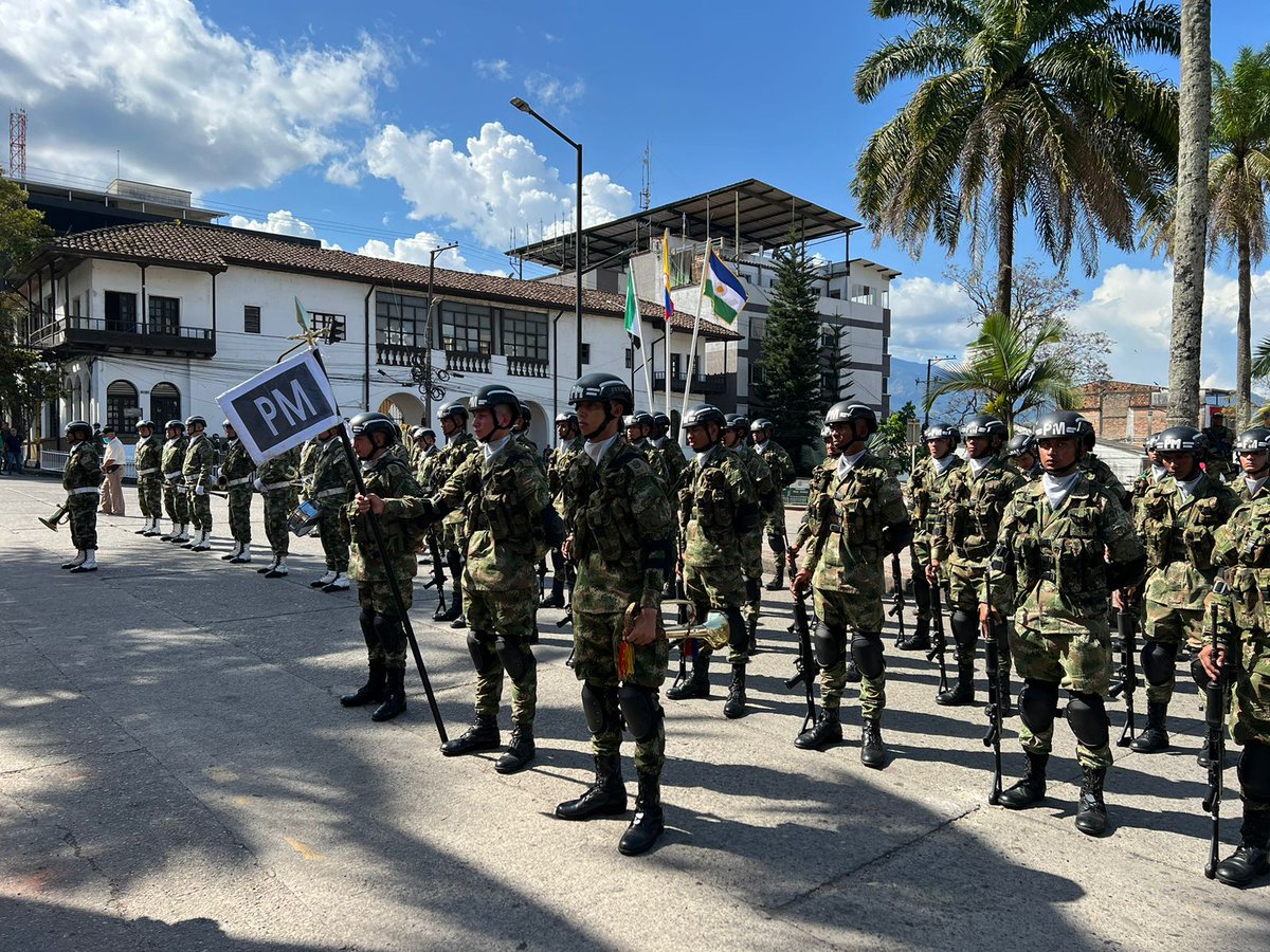 Ejercito_Div6's tweet photo. Nuestra #Brigada27 del @COL_EJERCITO participó en la ceremonia de conmemoración de los 459 años del municipio de @AlcaldiadeMocoa, mediante una ofrenda floral al busto del Gral. Francisco de Paula Santander, en coordinación con la 
@gobputumayo.

#PatriaHonorLealtad https://t.co/HeYDzbtke9
