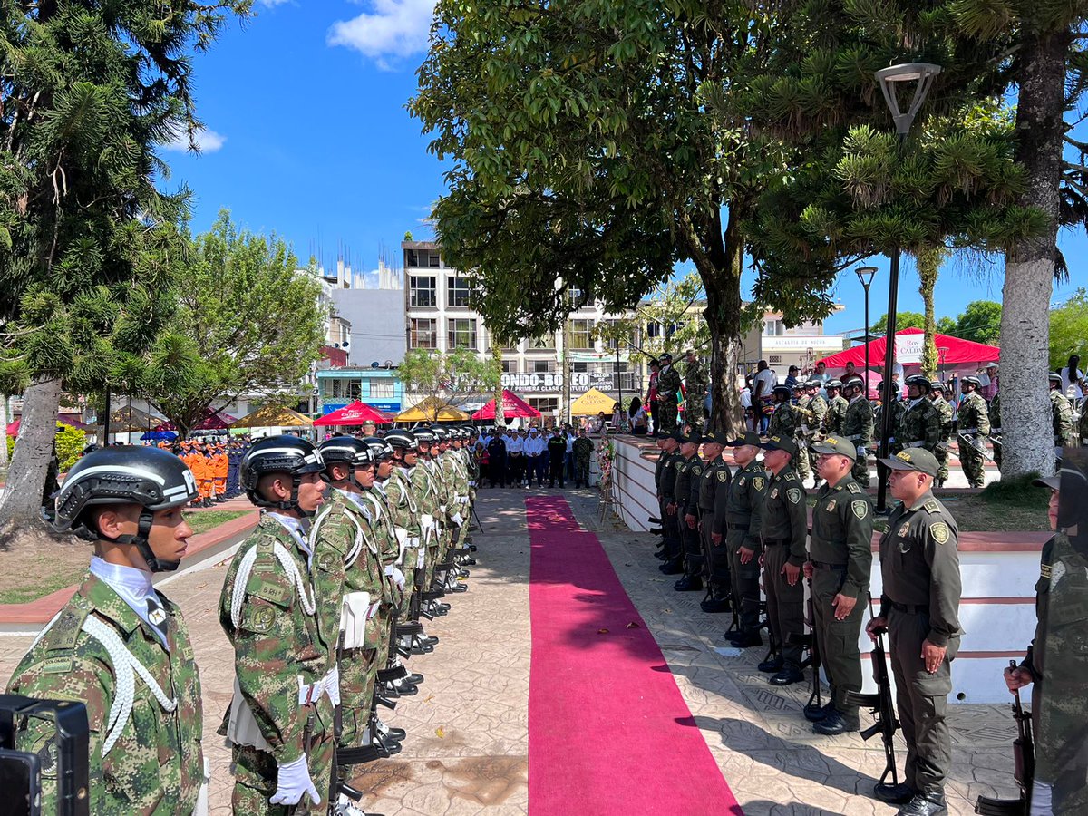 Ejercito_Div6's tweet photo. Nuestra #Brigada27 del @COL_EJERCITO participó en la ceremonia de conmemoración de los 459 años del municipio de @AlcaldiadeMocoa, mediante una ofrenda floral al busto del Gral. Francisco de Paula Santander, en coordinación con la 
@gobputumayo.

#PatriaHonorLealtad https://t.co/HeYDzbtke9