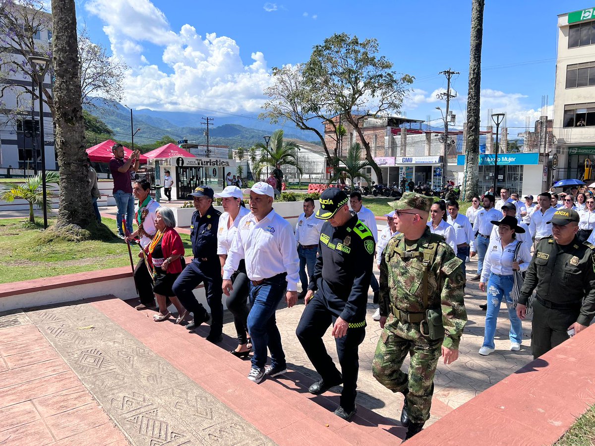 Ejercito_Div6's tweet photo. Nuestra #Brigada27 del @COL_EJERCITO participó en la ceremonia de conmemoración de los 459 años del municipio de @AlcaldiadeMocoa, mediante una ofrenda floral al busto del Gral. Francisco de Paula Santander, en coordinación con la 
@gobputumayo.

#PatriaHonorLealtad https://t.co/HeYDzbtke9
