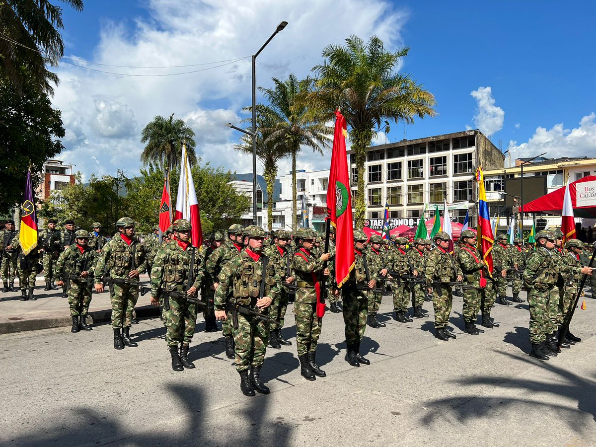 Ejercito_Div6's tweet photo. Nuestra #Brigada27 del @COL_EJERCITO participó en la ceremonia de conmemoración de los 459 años del municipio de @AlcaldiadeMocoa, mediante una ofrenda floral al busto del Gral. Francisco de Paula Santander, en coordinación con la 
@gobputumayo.

#PatriaHonorLealtad https://t.co/HeYDzbtke9