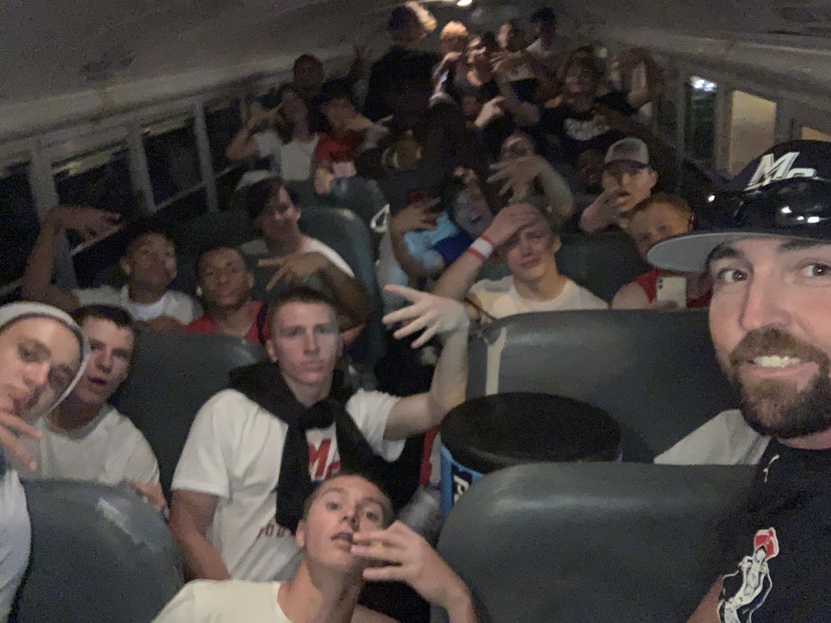 XLJeFe58's tweet image. Wasn’t pretty at times but the defense stepped up when we needed them and the offense found the endzone when it counted! @WaverlyFootbal1 has a tough squad that fought til :00. #SouthBoyz walk away with a 14-13 W on the road  #FlyinRound #HavinFun @MSHSactivities @MSouthFootball