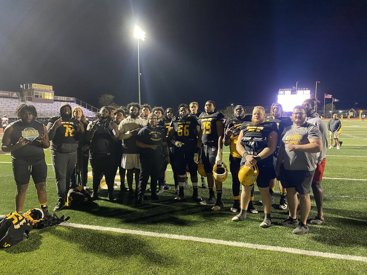Mackadams5757's tweet photo. I just wanna thank god for letting me get my first offer and I wanna thank @ThomasMinnick7 @Thund3rB1rd1 @GCCC_FOOTBALL for giving me my first offer #gcityovereverybody #23riders https://t.co/i1L81985cT