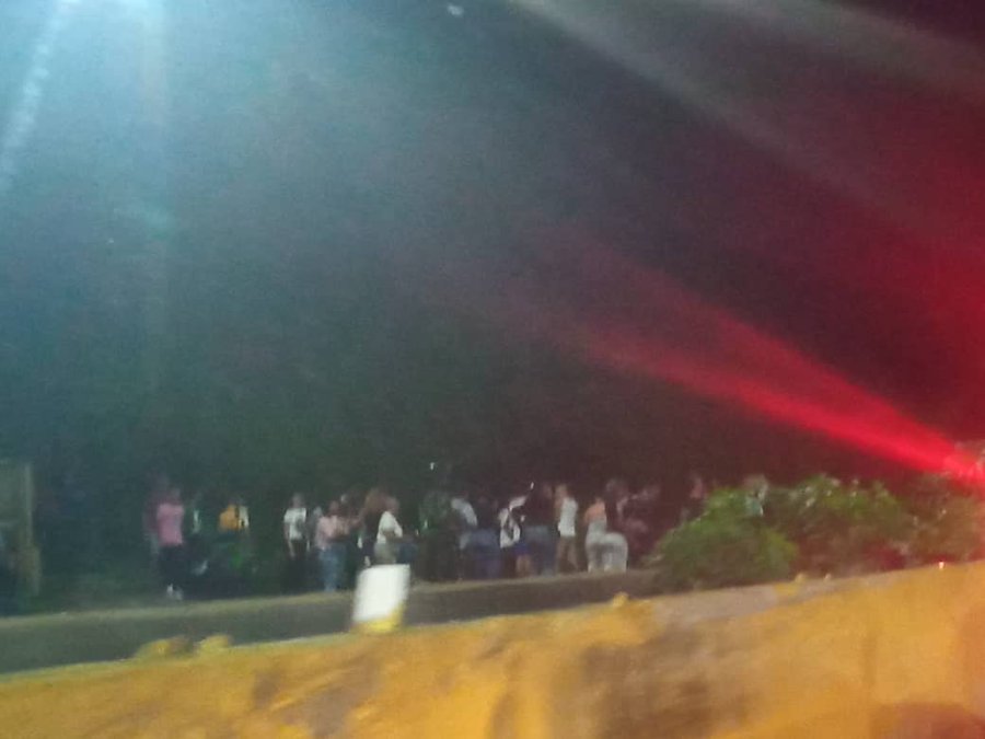ReporteYa's tweet photo. #3Oct 9:24 PM #Miranda #Protesta #SinLuz 
@RCamachoVzla: En estos momentos protesta en la Autopista Gran Mariscal de Ayacucho, altura Araguaney, por habitantes de la zona que tienen más de 12 horas sin suministro eléctrico. Funcionarios de PoliMiranda y PNB en el sitio. https://t.co/MNdIzX7xqB