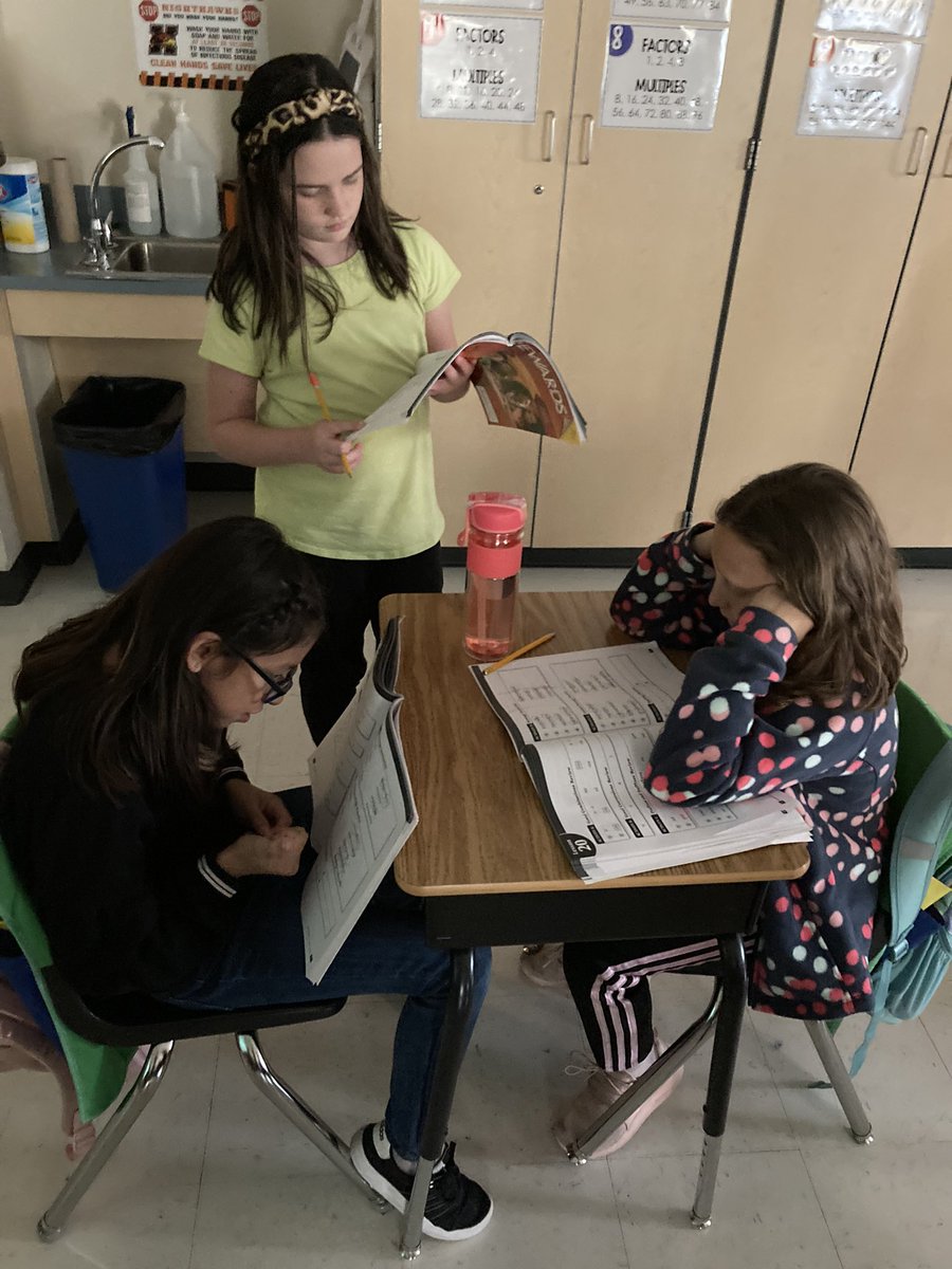 Miss_Garland_4's tweet photo. Working together to finish up the last few Reading Rewards lessons before starting guided reading groups. @HanStElem #decodingstrategies https://t.co/keVCJCfdt7