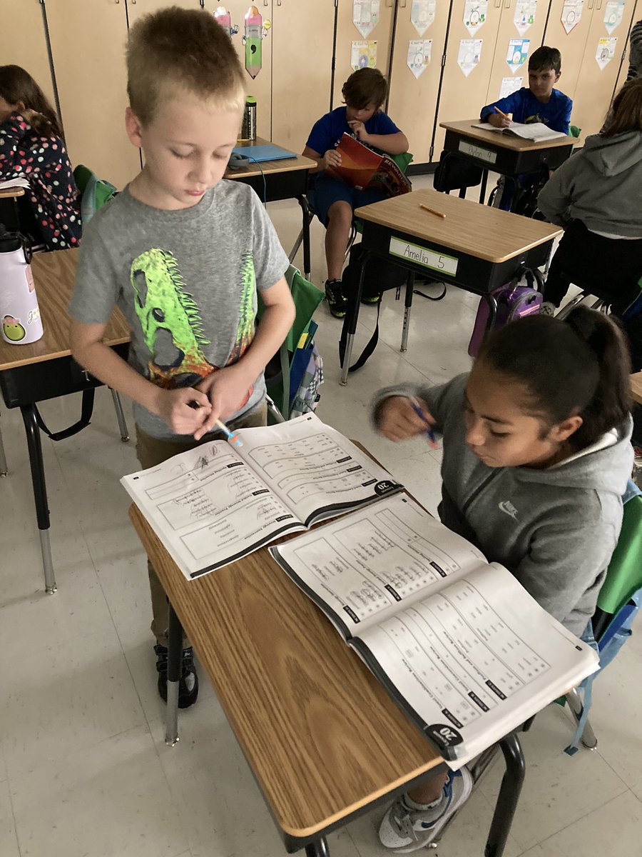 Miss_Garland_4's tweet photo. Working together to finish up the last few Reading Rewards lessons before starting guided reading groups. @HanStElem #decodingstrategies https://t.co/keVCJCfdt7
