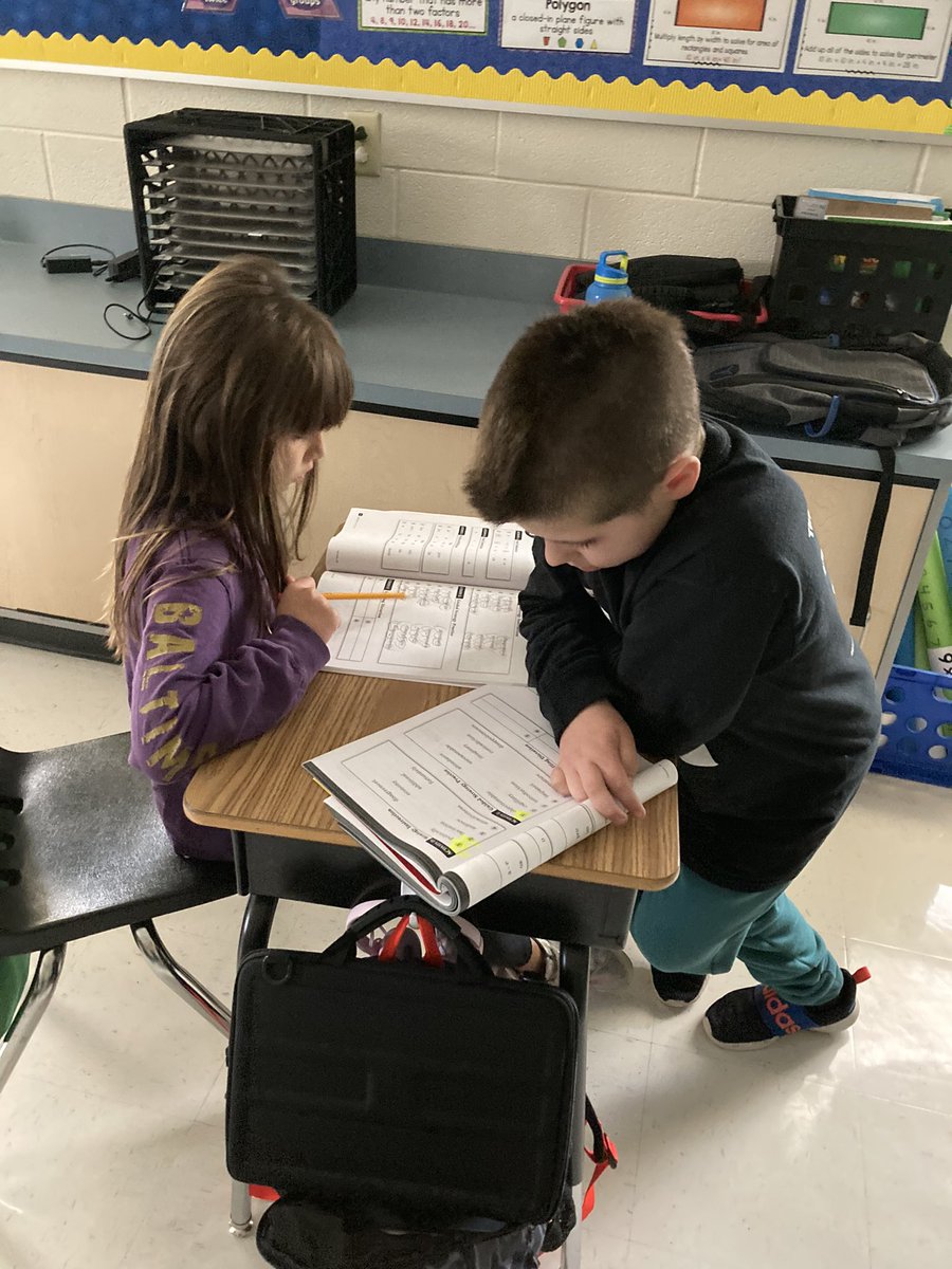 Miss_Garland_4's tweet photo. Working together to finish up the last few Reading Rewards lessons before starting guided reading groups. @HanStElem #decodingstrategies https://t.co/keVCJCfdt7