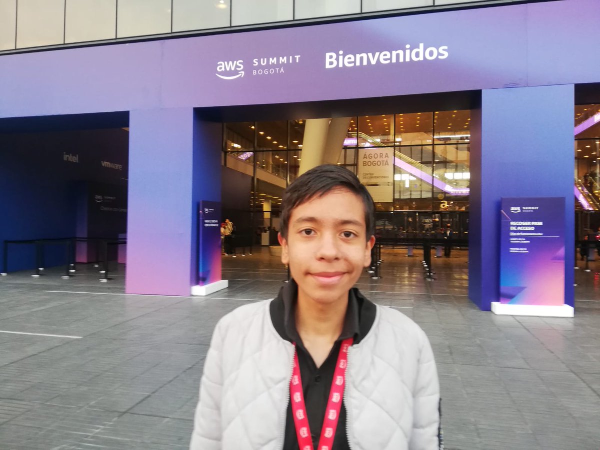 JeanMercado2009's tweet image. 😁Hoy conocí el evento de AWS Summit Bogotá junto a 2 empresarios que trabajan en Amazon y me pareció muy genial por el talento que tengo como Data Scientist y en mi camino para trabajar en la Nasa y dominar ingles 100% fluido.
#awssummit2022 #AWS #Amazon