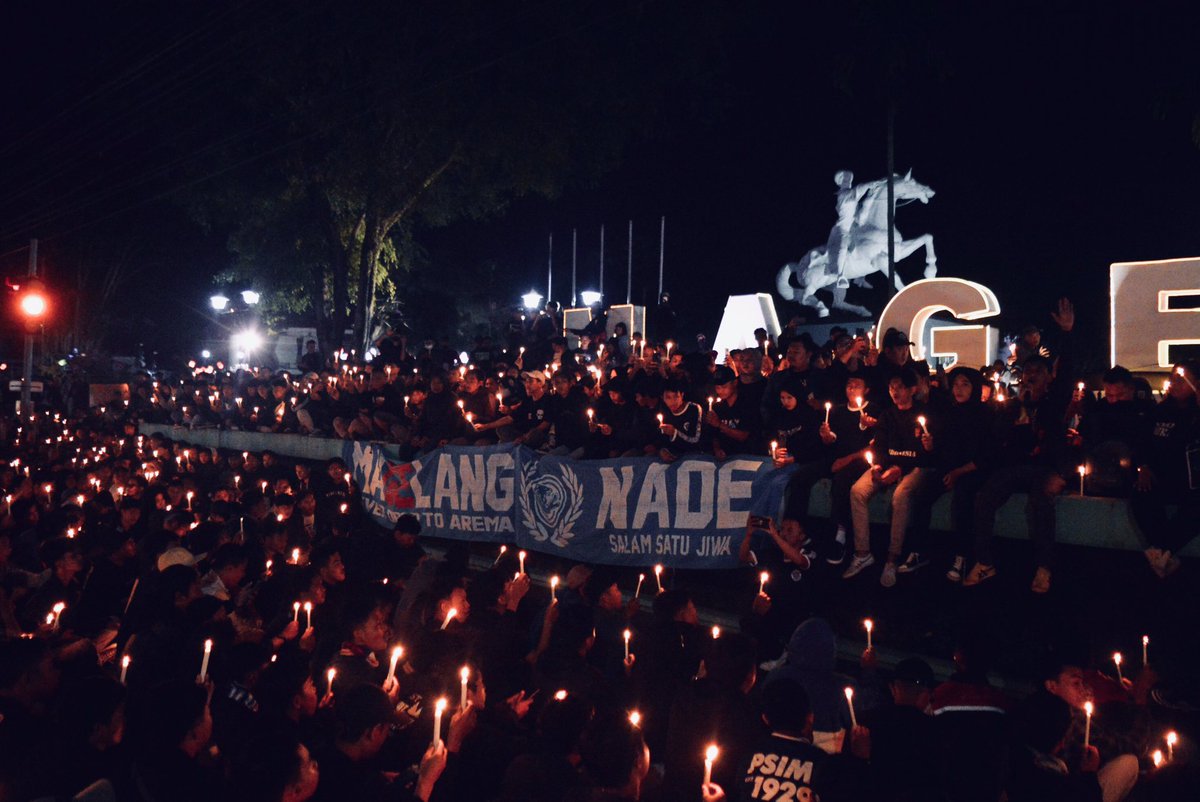 PPSM_MGL's tweet photo. Deru doa berselimut duka teriring untuk aremania. 

Kami disini #SepakatDamai bergandengan tangan untuk sepak bola indonesia yang lebih baik dimasa depan. 🧡💛💚
#SepakatDamai #PrayForKanjuruhan #MacanTidar https://t.co/rz3L6NIl3c