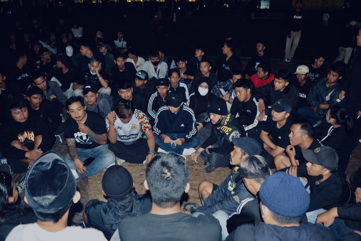 PPSM_MGL's tweet photo. Deru doa berselimut duka teriring untuk aremania. 

Kami disini #SepakatDamai bergandengan tangan untuk sepak bola indonesia yang lebih baik dimasa depan. 🧡💛💚
#SepakatDamai #PrayForKanjuruhan #MacanTidar https://t.co/rz3L6NIl3c
