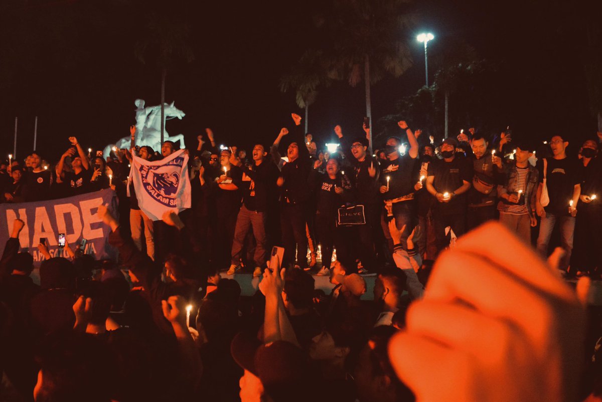 PPSM_MGL's tweet photo. Deru doa berselimut duka teriring untuk aremania. 

Kami disini #SepakatDamai bergandengan tangan untuk sepak bola indonesia yang lebih baik dimasa depan. 🧡💛💚
#SepakatDamai #PrayForKanjuruhan #MacanTidar https://t.co/rz3L6NIl3c