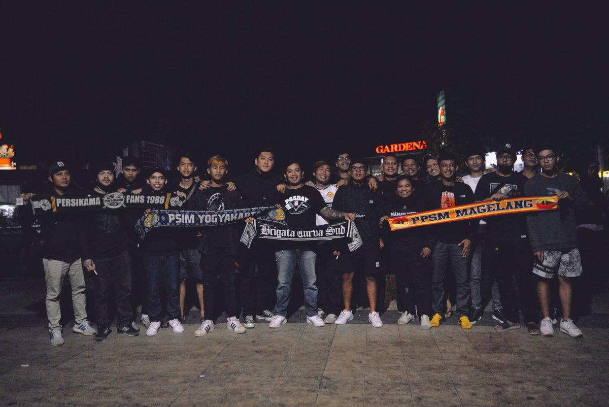 Deru doa berselimut duka teriring untuk aremania. 

Kami disini #SepakatDamai bergandengan tangan untuk sepak bola indonesia yang lebih baik dimasa depan. 🧡💛💚
#SepakatDamai #PrayForKanjuruhan #MacanTidar