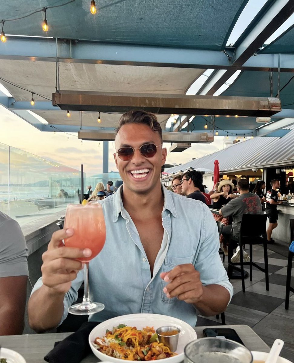 JustOneGirlsOp's tweet photo. I, for one, cannot wait for my king of paradise to make his triumphant return to the beach tomorrow  #BachelorInParadise https://t.co/U5i4RLxGcH