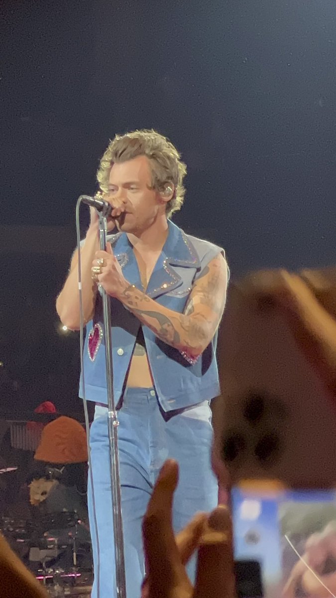 hsdtogethertour's tweet photo. Harry on stage at Moody Center in Austin, TX - October 3 (via @jennycanyonmoon) https://t.co/VSPsoRsAr4