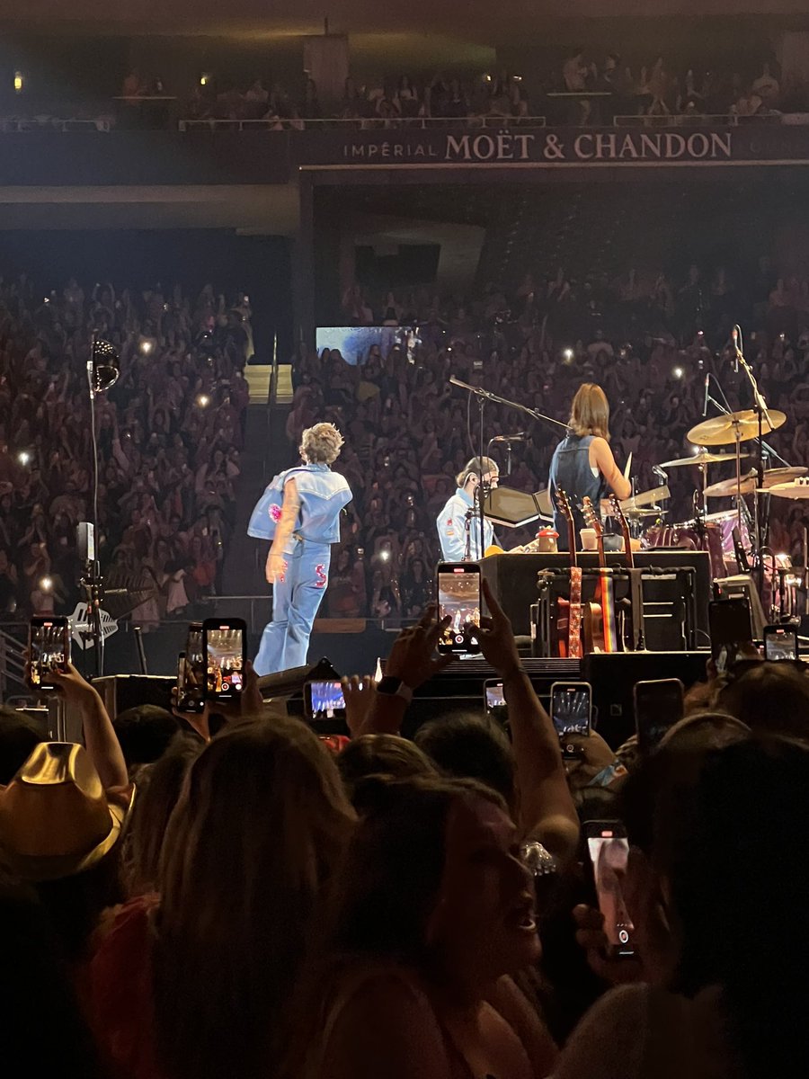 HLDTour's tweet photo. First look at Harry’s outfit! 
#LoveOnTourAustin #Residency6
10.3.22

📸: moonwavess https://t.co/SjGjtU9xs8