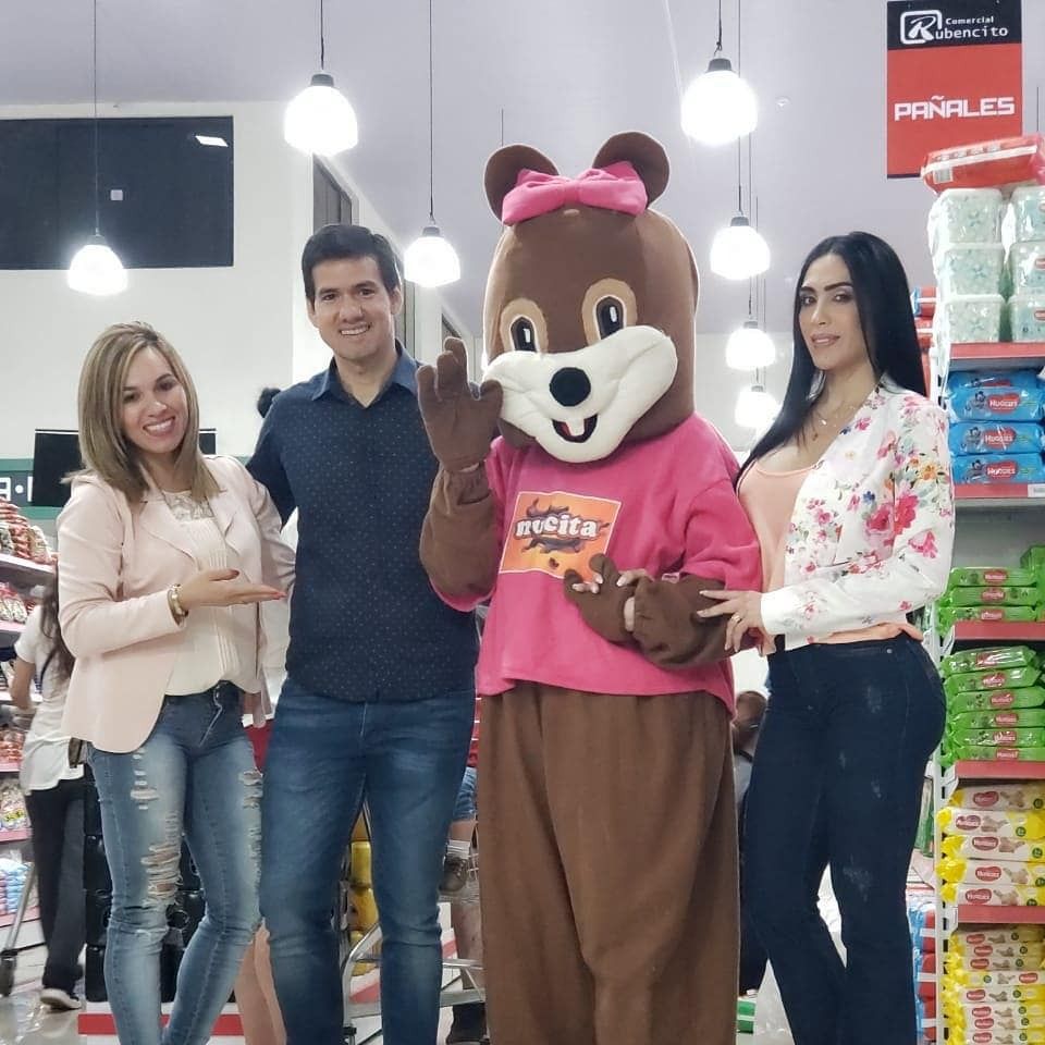 Tremenda la performance de Tirika.  Es realmente admirable todo lo que hace en ese disfraz.

Yo la única vez que fui mascota, me disfracé de Nucita hembra en un super de San Lorenzo y me pagaron 50 mil. Casi me desmayé por el calor. Fue la peor experiencia laboral de mi vida.