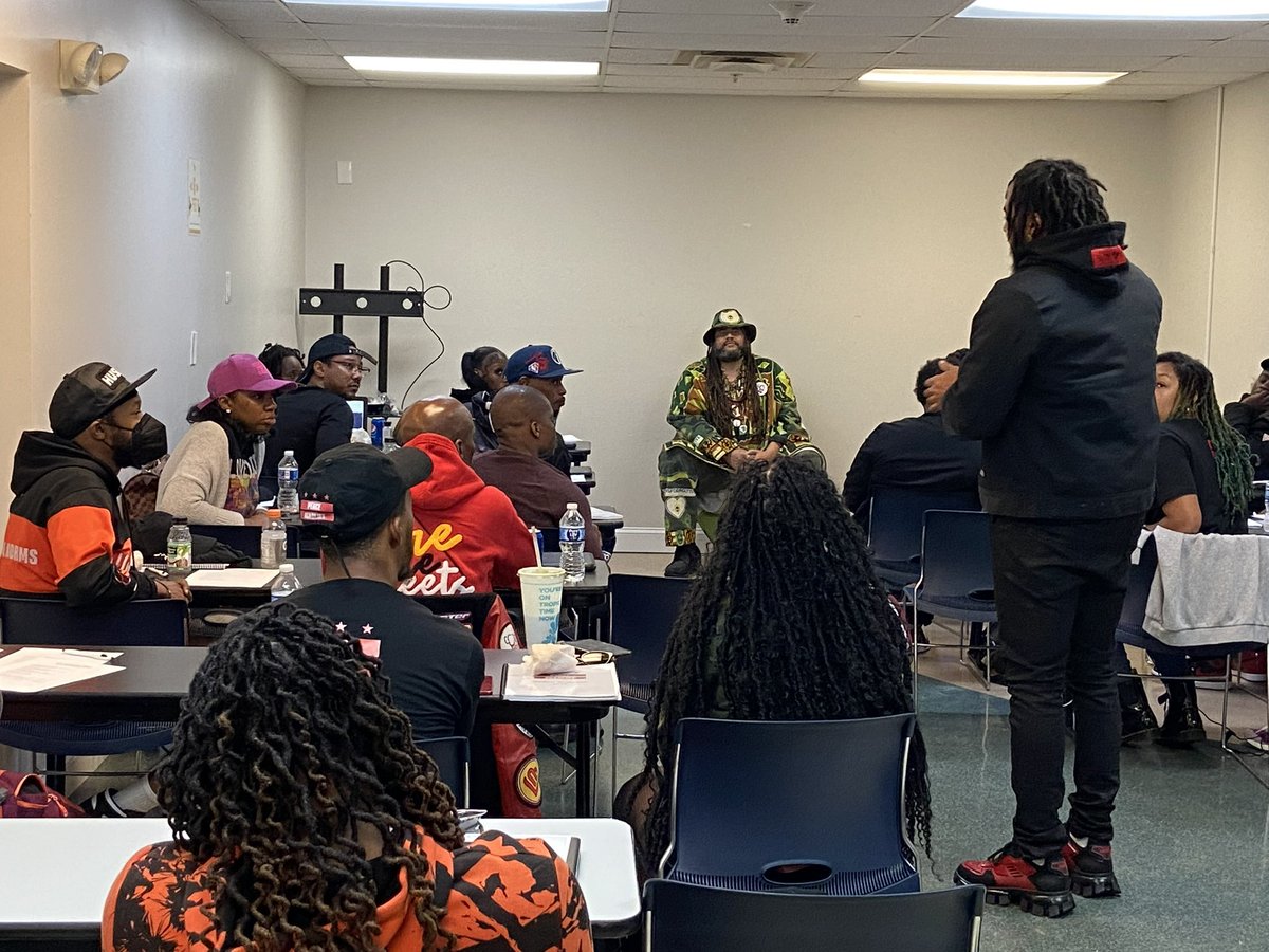 #DCPeaceAcademy ❤️’d learning w/ local experts <a href="/LoveMoreMoves/">Dr. Bruce Purnell</a>. DC’s #Peacemakers work long dangerous hrs &amp; it’s important they take care of themselves so they’re better able to mediate conflicts, stop shootings &amp; build peace in communities they serve. #SelfCare is not selfish.