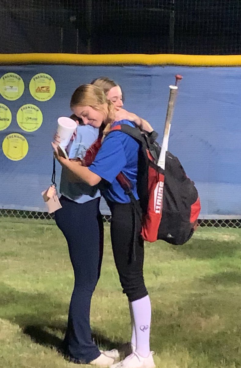 BowlinKynlee's tweet photo. First fall ball scrimmage and my sister surprised meโค๏ธโค๏ธ #builtinbestfriend https://t.co/O8xUlD65rj